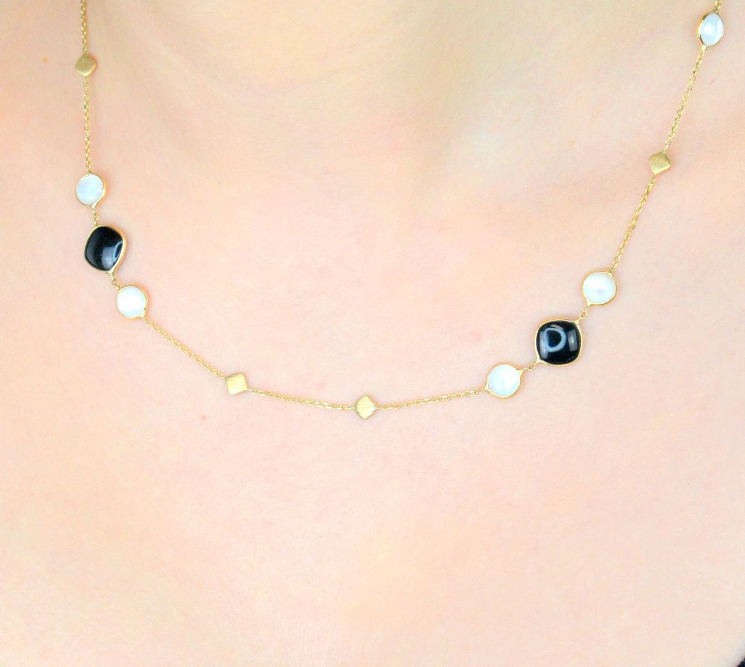 Złoty naszyjnik damski 585 z masą perłową i czarną emalią C AG 1294 Niezwykły blask szlachetnego kruszcu zamknięty w wyjątkowej formie.1.jpg